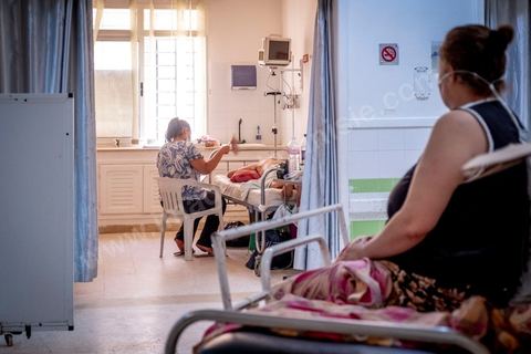23 juillet 2021 : Aux urgence de l'hopital Mongi Slim à la Marsa, banlieue nord de Tunis, la cheffe de service, le Dr Nour Nouira, doit gérer avec son équipe un quotidien de crise Covid très tendu. Toutes les salles, hall et couloirs du service sont réquisitionnés pour les cas Covid, tout en gérant en même temps les urgences quotidiennes. La tension du flux d'oxygène très sollicté par la surchage de patients est le problème majeur en plus du sous effectif du personnel face au variant Delta.