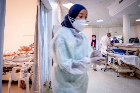 23 juillet 2021 : Aux urgence de l'hopital Mongi Slim à la Marsa, banlieue nord de Tunis, la cheffe de service, le Dr Nour Nouira, doit gérer avec son équipe un quotidien de crise Covid très tendu. Toutes les salles, hall et couloirs du service sont réquisitionnés pour les cas Covid, tout en gérant en même temps les urgences quotidiennes. La tension du flux d'oxygène très sollicté par la surchage de patients est le problème majeur en plus du sous effectif du personnel face au variant Delta.
