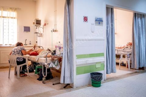 23 juillet 2021 : Aux urgence de l'hopital Mongi Slim à la Marsa, banlieue nord de Tunis, la cheffe de service, le Dr Nour Nouira, doit gérer avec son équipe un quotidien de crise Covid très tendu. Toutes les salles, hall et couloirs du service sont réquisitionnés pour les cas Covid, tout en gérant en même temps les urgences quotidiennes. La tension du flux d'oxygène très sollicté par la surchage de patients est le problème majeur en plus du sous effectif du personnel face au variant Delta.
