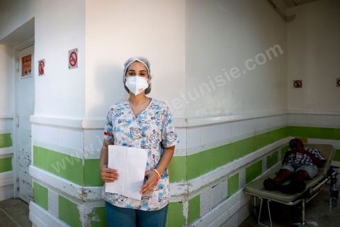 23 juillet 2021 : Aux urgence de l'hopital Mongi Slim à la Marsa, banlieue nord de Tunis, la cheffe de service, le Dr Nour Nouira, doit gérer avec son équipe un quotidien de crise Covid très tendu. Toutes les salles, hall et couloirs du service sont réquisitionnés pour les cas Covid, tout en gérant en même temps les urgences quotidiennes. La tension du flux d'oxygène très sollicté par la surchage de patients est le problème majeur en plus du sous effectif du personnel face au variant Delta.