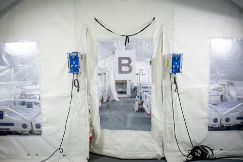 23 juillet 2021 : Aux urgence de l'hopital Mongi Slim à la Marsa, banlieue nord de Tunis, la cheffe de service, le Dr Nour Nouira, doit gérer avec son équipe un quotidien de crise Covid très tendu. Toutes les salles, hall et couloirs du service sont réquisitionnés pour les cas Covid, tout en gérant en même temps les urgences quotidiennes. La tension du flux d'oxygène très sollicté par la surchage de patients est le problème majeur en plus du sous effectif du personnel face au variant Delta.