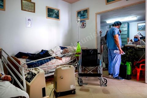 23 juillet 2021 : dans le cabinet du Dr Jalel Ben Youssef, medecin généraliste dans la petite ville d'Utique au nord de Tunis, c'est un petit hopital de campagne qu'il a aménagé. En cet après-midi, c'est une petite quinzaine de patients qui occupent le patio, la salle d'attente ou le bureau du medecin pour profiter des respirateurs d'oxygène et traitements offerts par le généraliste grâce à des dons de privés. Il offre ses services médicaux gratuits dans une région agricole loin des hopitaux. Chaque soir les malades dans le besoin repartent chez eux avec les respirateurs. 
