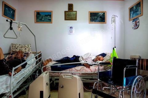 23 juillet 2021 : dans le cabinet du Dr Jalel Ben Youssef, medecin généraliste dans la petite ville d'Utique au nord de Tunis, c'est un petit hopital de campagne qu'il a aménagé. En cet après-midi, c'est une petite quinzaine de patients qui occupent le patio, la salle d'attente ou le bureau du medecin pour profiter des respirateurs d'oxygène et traitements offerts par le généraliste grâce à des dons de privés. Il offre ses services médicaux gratuits dans une région agricole loin des hopitaux. Chaque soir les malades dans le besoin repartent chez eux avec les respirateurs. 