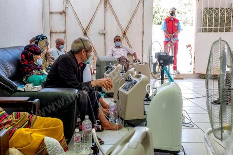 23 juillet 2021 : dans le cabinet du Dr Jalel Ben Youssef, medecin généraliste dans la petite ville d'Utique au nord de Tunis, c'est un petit hopital de campagne qu'il a aménagé. En cet après-midi, c'est une petite quinzaine de patients qui occupent le patio, la salle d'attente ou le bureau du medecin pour profiter des respirateurs d'oxygène et traitements offerts par le généraliste grâce à des dons de privés. Il offre ses services médicaux gratuits dans une région agricole loin des hopitaux. Chaque soir les malades dans le besoin repartent chez eux avec les respirateurs. 