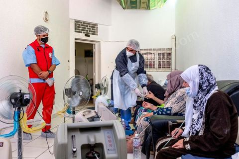 23 juillet 2021 : dans le cabinet du Dr Jalel Ben Youssef, medecin généraliste dans la petite ville d'Utique au nord de Tunis, c'est un petit hopital de campagne qu'il a aménagé. En cet après-midi, c'est une petite quinzaine de patients qui occupent le patio, la salle d'attente ou le bureau du medecin pour profiter des respirateurs d'oxygène et traitements offerts par le généraliste grâce à des dons de privés. Il offre ses services médicaux gratuits dans une région agricole loin des hopitaux. Chaque soir les malades dans le besoin repartent chez eux avec les respirateurs. 