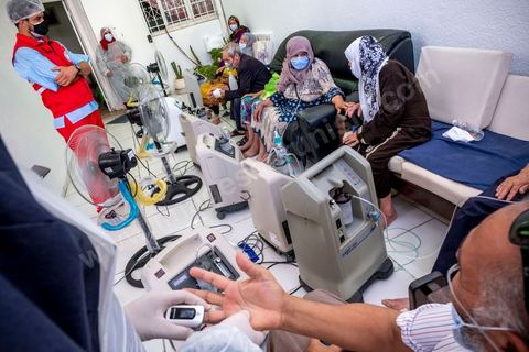 23 juillet 2021 : dans le cabinet du Dr Jalel Ben Youssef, medecin généraliste dans la petite ville d'Utique au nord de Tunis, c'est un petit hopital de campagne qu'il a aménagé. En cet après-midi, c'est une petite quinzaine de patients qui occupent le patio, la salle d'attente ou le bureau du medecin pour profiter des respirateurs d'oxygène et traitements offerts par le généraliste grâce à des dons de privés. Il offre ses services médicaux gratuits dans une région agricole loin des hopitaux. Chaque soir les malades dans le besoin repartent chez eux avec les respirateurs. 