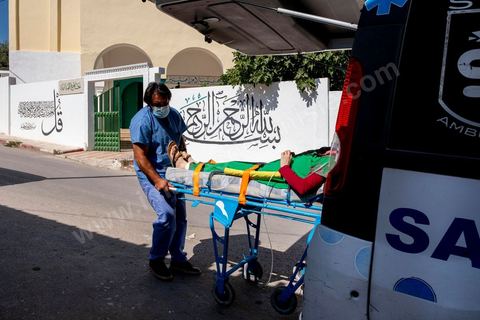 23 juillet 2021 : dans le cabinet du Dr Jalel Ben Youssef, medecin généraliste dans la petite ville d'Utique au nord de Tunis, c'est un petit hopital de campagne qu'il a aménagé. En cet après-midi, c'est une petite quinzaine de patients qui occupent le patio, la salle d'attente ou le bureau du medecin pour profiter des respirateurs d'oxygène et traitements offerts par le généraliste grâce à des dons de privés. Il offre ses services médicaux gratuits dans une région agricole loin des hopitaux. Chaque soir les malades dans le besoin repartent chez eux avec les respirateurs. 