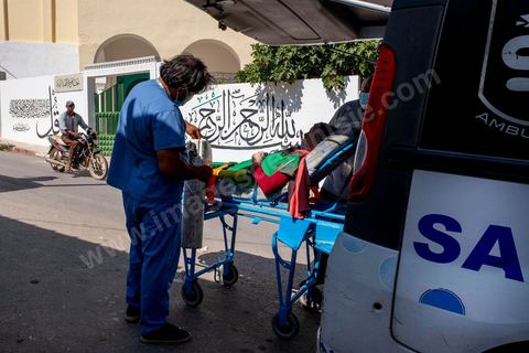 23 juillet 2021 : dans le cabinet du Dr Jalel Ben Youssef, medecin généraliste dans la petite ville d'Utique au nord de Tunis, c'est un petit hopital de campagne qu'il a aménagé. En cet après-midi, c'est une petite quinzaine de patients qui occupent le patio, la salle d'attente ou le bureau du medecin pour profiter des respirateurs d'oxygène et traitements offerts par le généraliste grâce à des dons de privés. Il offre ses services médicaux gratuits dans une région agricole loin des hopitaux. Chaque soir les malades dans le besoin repartent chez eux avec les respirateurs. 
