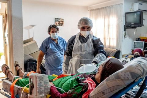 23 juillet 2021 : dans le cabinet du Dr Jalel Ben Youssef, medecin généraliste dans la petite ville d'Utique au nord de Tunis, c'est un petit hopital de campagne qu'il a aménagé. En cet après-midi, c'est une petite quinzaine de patients qui occupent le patio, la salle d'attente ou le bureau du medecin pour profiter des respirateurs d'oxygène et traitements offerts par le généraliste grâce à des dons de privés. Il offre ses services médicaux gratuits dans une région agricole loin des hopitaux. Chaque soir les malades dans le besoin repartent chez eux avec les respirateurs. 