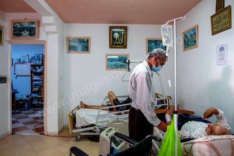 23 juillet 2021 : dans le cabinet du Dr Jalel Ben Youssef, medecin généraliste dans la petite ville d'Utique au nord de Tunis, c'est un petit hopital de campagne qu'il a aménagé. En cet après-midi, c'est une petite quinzaine de patients qui occupent le patio, la salle d'attente ou le bureau du medecin pour profiter des respirateurs d'oxygène et traitements offerts par le généraliste grâce à des dons de privés. Il offre ses services médicaux gratuits dans une région agricole loin des hopitaux. Chaque soir les malades dans le besoin repartent chez eux avec les respirateurs. 