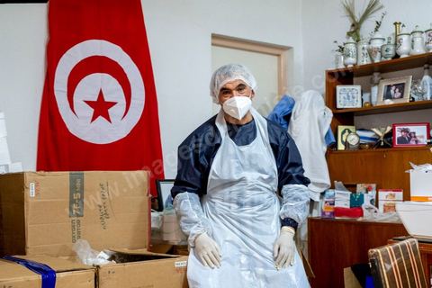 23 juillet 2021 : dans le cabinet du Dr Jalel Ben Youssef, medecin généraliste dans la petite ville d'Utique au nord de Tunis, c'est un petit hopital de campagne qu'il a aménagé. En cet après-midi, c'est une petite quinzaine de patients qui occupent le patio, la salle d'attente ou le bureau du medecin pour profiter des respirateurs d'oxygène et traitements offerts par le généraliste grâce à des dons de privés. Il offre ses services médicaux gratuits dans une région agricole loin des hopitaux. Chaque soir les malades dans le besoin repartent chez eux avec les respirateurs. 