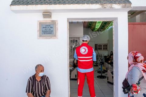 23 juillet 2021 : dans le cabinet du Dr Jalel Ben Youssef, medecin généraliste dans la petite ville d'Utique au nord de Tunis, c'est un petit hopital de campagne qu'il a aménagé. En cet après-midi, c'est une petite quinzaine de patients qui occupent le patio, la salle d'attente ou le bureau du medecin pour profiter des respirateurs d'oxygène et traitements offerts par le généraliste grâce à des dons de privés. Il offre ses services médicaux gratuits dans une région agricole loin des hopitaux. Chaque soir les malades dans le besoin repartent chez eux avec les respirateurs. 