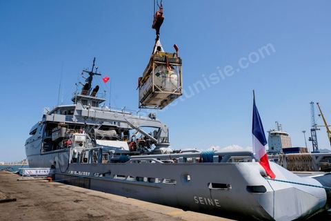 22 juillet 2021 : Le navire militaire La Seine dans le port de Radès en Tunisie dans le cadre du pont aérien et maritime d’oxygène voulu par le Président Emmanuel Macron en solidarité avec la Tunisie. En présence du Secrétaire d’Etat Jean-Baptiste Lemoyne, du Ministre tunisien des Affaires Etrangères,   réception de 60 000 litres d’oxygène à travers 3 conteneurs acheminés par la Marine nationale. Ce sont 3000 patients du Covid-19 qui pourront ainsi être traités.