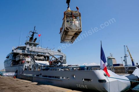 22 juillet 2021 : Le navire militaire La Seine dans le port de Radès en Tunisie dans le cadre du pont aérien et maritime d’oxygène voulu par le Président Emmanuel Macron en solidarité avec la Tunisie. En présence du Secrétaire d’Etat Jean-Baptiste Lemoyne, du Ministre tunisien des Affaires Etrangères,   réception de 60 000 litres d’oxygène à travers 3 conteneurs acheminés par la Marine nationale. Ce sont 3000 patients du Covid-19 qui pourront ainsi être traités.