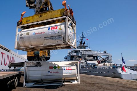 22 juillet 2021 : Le navire militaire La Seine dans le port de Radès en Tunisie dans le cadre du pont aérien et maritime d’oxygène voulu par le Président Emmanuel Macron en solidarité avec la Tunisie. En présence du Secrétaire d’Etat Jean-Baptiste Lemoyne, du Ministre tunisien des Affaires Etrangères,   réception de 60 000 litres d’oxygène à travers 3 conteneurs acheminés par la Marine nationale. Ce sont 3000 patients du Covid-19 qui pourront ainsi être traités.