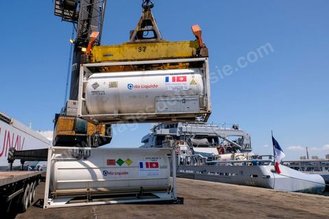 22 juillet 2021 : Le navire militaire La Seine dans le port de Radès en Tunisie dans le cadre du pont aérien et maritime d’oxygène voulu par le Président Emmanuel Macron en solidarité avec la Tunisie. En présence du Secrétaire d’Etat Jean-Baptiste Lemoyne, du Ministre tunisien des Affaires Etrangères,   réception de 60 000 litres d’oxygène à travers 3 conteneurs acheminés par la Marine nationale. Ce sont 3000 patients du Covid-19 qui pourront ainsi être traités.