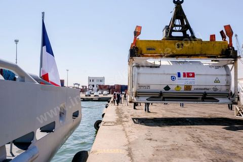 22 juillet 2021 : Le navire militaire La Seine dans le port de Radès en Tunisie dans le cadre du pont aérien et maritime d’oxygène voulu par le Président Emmanuel Macron en solidarité avec la Tunisie. En présence du Secrétaire d’Etat Jean-Baptiste Lemoyne, du Ministre tunisien des Affaires Etrangères,   réception de 60 000 litres d’oxygène à travers 3 conteneurs acheminés par la Marine nationale. Ce sont 3000 patients du Covid-19 qui pourront ainsi être traités.