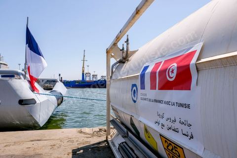 22 juillet 2021 : Le navire militaire La Seine dans le port de Radès en Tunisie dans le cadre du pont aérien et maritime d’oxygène voulu par le Président Emmanuel Macron en solidarité avec la Tunisie. En présence du Secrétaire d’Etat Jean-Baptiste Lemoyne, du Ministre tunisien des Affaires Etrangères,   réception de 60 000 litres d’oxygène à travers 3 conteneurs acheminés par la Marine nationale. Ce sont 3000 patients du Covid-19 qui pourront ainsi être traités.
