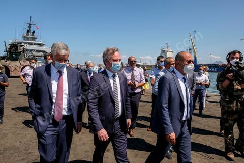 22 juillet 2021 : Le navire militaire La Seine dans le port de Radès en Tunisie dans le cadre du pont aérien et maritime d’oxygène voulu par le Président Emmanuel Macron en solidarité avec la Tunisie. En présence du Secrétaire d’Etat Jean-Baptiste Lemoyne, du Ministre tunisien des Affaires Etrangères,   réception de 60 000 litres d’oxygène à travers 3 conteneurs acheminés par la Marine nationale. Ce sont 3000 patients du Covid-19 qui pourront ainsi être traités.