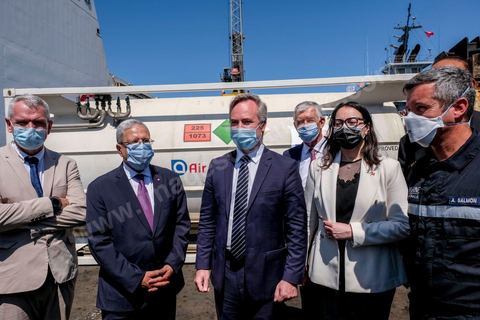 22 juillet 2021 : Le navire militaire La Seine dans le port de Radès en Tunisie dans le cadre du pont aérien et maritime d’oxygène voulu par le Président Emmanuel Macron en solidarité avec la Tunisie. En présence du Secrétaire d’Etat Jean-Baptiste Lemoyne, du Ministre tunisien des Affaires Etrangères,   réception de 60 000 litres d’oxygène à travers 3 conteneurs acheminés par la Marine nationale. Ce sont 3000 patients du Covid-19 qui pourront ainsi être traités.