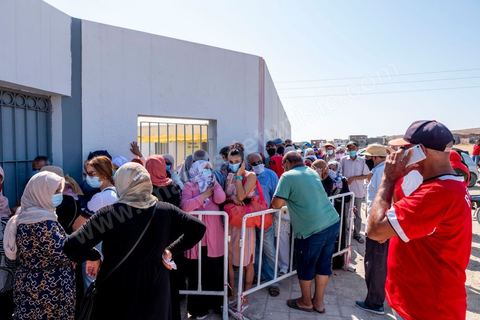 22 juillet 2021 : Centre de vaccination anti covid à Menzel Bourguiba, ville du nord de la Tunisie. Le variant Delta depuis plusieurs semaines a engendré une crise sanitaire exceptionnelle avec près de 200 morts par jour et un taux très élevé de contaminations, obligeant une accélération de la campagne de vaccination possible ces prochains jours grâce à l'arrivée de plusieurs millions de doses des dons internationaux.