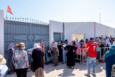 22 juillet 2021 : Centre de vaccination anti covid à Menzel Bourguiba, ville du nord de la Tunisie. Le variant Delta depuis plusieurs semaines a engendré une crise sanitaire exceptionnelle avec près de 200 morts par jour et un taux très élevé de contaminations, obligeant une accélération de la campagne de vaccination possible ces prochains jours grâce à l'arrivée de plusieurs millions de doses des dons internationaux.