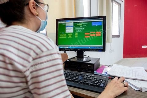 22 juillet 2021 : Centre de vaccination anti covid à Menzel Bourguiba, ville du nord de la Tunisie. Le variant Delta depuis plusieurs semaines a engendré une crise sanitaire exceptionnelle avec près de 200 morts par jour et un taux très élevé de contaminations, obligeant une accélération de la campagne de vaccination possible ces prochains jours grâce à l'arrivée de plusieurs millions de doses des dons internationaux.