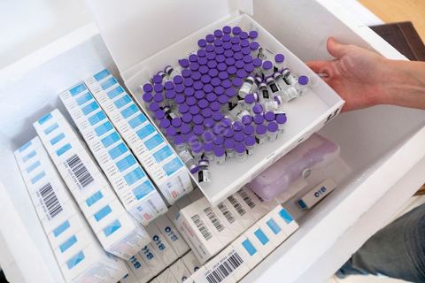 22 juillet 2021 : Centre de vaccination anti covid à Menzel Bourguiba, ville du nord de la Tunisie. Le variant Delta depuis plusieurs semaines a engendré une crise sanitaire exceptionnelle avec près de 200 morts par jour et un taux très élevé de contaminations, obligeant une accélération de la campagne de vaccination possible ces prochains jours grâce à l'arrivée de plusieurs millions de doses des dons internationaux.