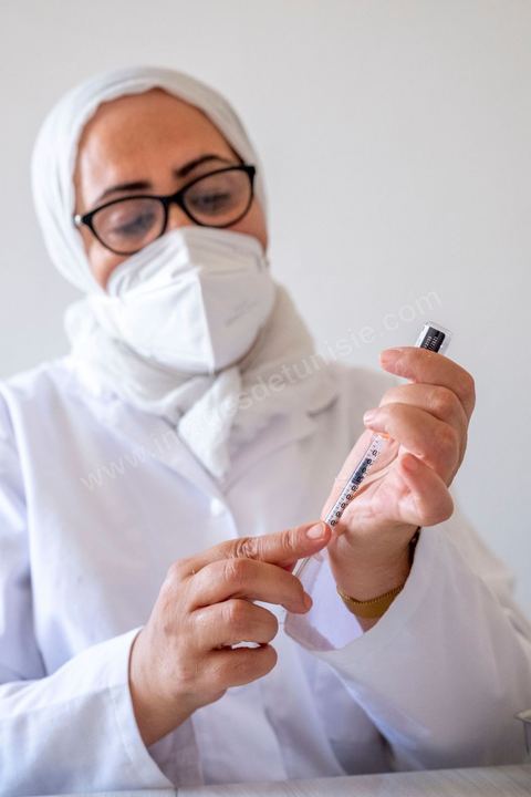 22 juillet 2021 : Centre de vaccination anti covid à Menzel Bourguiba, ville du nord de la Tunisie. Le variant Delta depuis plusieurs semaines a engendré une crise sanitaire exceptionnelle avec près de 200 morts par jour et un taux très élevé de contaminations, obligeant une accélération de la campagne de vaccination possible ces prochains jours grâce à l'arrivée de plusieurs millions de doses des dons internationaux.