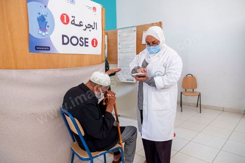22 juillet 2021 : Centre de vaccination anti covid à Menzel Bourguiba, ville du nord de la Tunisie. Le variant Delta depuis plusieurs semaines a engendré une crise sanitaire exceptionnelle avec près de 200 morts par jour et un taux très élevé de contaminations, obligeant une accélération de la campagne de vaccination possible ces prochains jours grâce à l'arrivée de plusieurs millions de doses des dons internationaux.