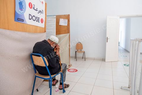 22 juillet 2021 : Centre de vaccination anti covid à Menzel Bourguiba, ville du nord de la Tunisie. Le variant Delta depuis plusieurs semaines a engendré une crise sanitaire exceptionnelle avec près de 200 morts par jour et un taux très élevé de contaminations, obligeant une accélération de la campagne de vaccination possible ces prochains jours grâce à l'arrivée de plusieurs millions de doses des dons internationaux.