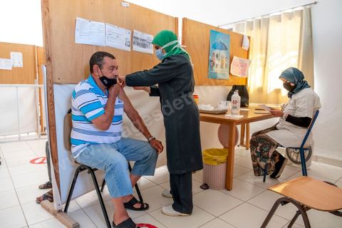 22 juillet 2021 : Centre de vaccination anti covid à Menzel Bourguiba, ville du nord de la Tunisie. Le variant Delta depuis plusieurs semaines a engendré une crise sanitaire exceptionnelle avec près de 200 morts par jour et un taux très élevé de contaminations, obligeant une accélération de la campagne de vaccination possible ces prochains jours grâce à l'arrivée de plusieurs millions de doses des dons internationaux.