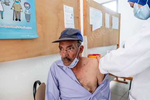 22 juillet 2021 : Centre de vaccination anti covid à Menzel Bourguiba, ville du nord de la Tunisie. Le variant Delta depuis plusieurs semaines a engendré une crise sanitaire exceptionnelle avec près de 200 morts par jour et un taux très élevé de contaminations, obligeant une accélération de la campagne de vaccination possible ces prochains jours grâce à l'arrivée de plusieurs millions de doses des dons internationaux.