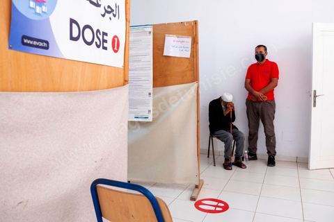 22 juillet 2021 : Centre de vaccination anti covid à Menzel Bourguiba, ville du nord de la Tunisie. Le variant Delta depuis plusieurs semaines a engendré une crise sanitaire exceptionnelle avec près de 200 morts par jour et un taux très élevé de contaminations, obligeant une accélération de la campagne de vaccination possible ces prochains jours grâce à l'arrivée de plusieurs millions de doses des dons internationaux.