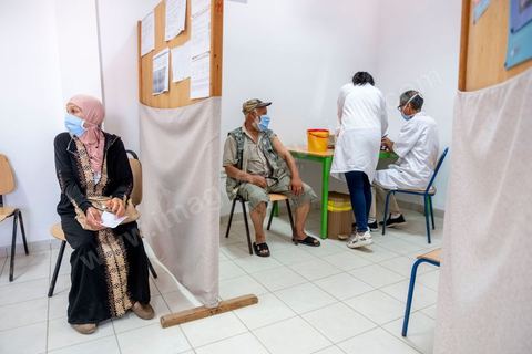22 juillet 2021 : Centre de vaccination anti covid à Menzel Bourguiba, ville du nord de la Tunisie. Le variant Delta depuis plusieurs semaines a engendré une crise sanitaire exceptionnelle avec près de 200 morts par jour et un taux très élevé de contaminations, obligeant une accélération de la campagne de vaccination possible ces prochains jours grâce à l'arrivée de plusieurs millions de doses des dons internationaux.