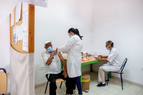 22 juillet 2021 : Centre de vaccination anti covid à Menzel Bourguiba, ville du nord de la Tunisie. Le variant Delta depuis plusieurs semaines a engendré une crise sanitaire exceptionnelle avec près de 200 morts par jour et un taux très élevé de contaminations, obligeant une accélération de la campagne de vaccination possible ces prochains jours grâce à l'arrivée de plusieurs millions de doses des dons internationaux.