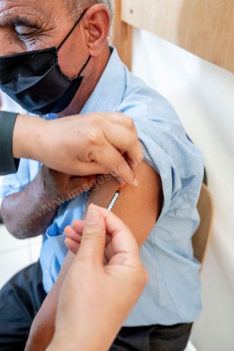 22 juillet 2021 : Centre de vaccination anti covid à Menzel Bourguiba, ville du nord de la Tunisie. Le variant Delta depuis plusieurs semaines a engendré une crise sanitaire exceptionnelle avec près de 200 morts par jour et un taux très élevé de contaminations, obligeant une accélération de la campagne de vaccination possible ces prochains jours grâce à l'arrivée de plusieurs millions de doses des dons internationaux.