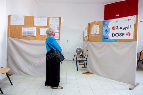 22 juillet 2021 : Centre de vaccination anti covid à Menzel Bourguiba, ville du nord de la Tunisie. Le variant Delta depuis plusieurs semaines a engendré une crise sanitaire exceptionnelle avec près de 200 morts par jour et un taux très élevé de contaminations, obligeant une accélération de la campagne de vaccination possible ces prochains jours grâce à l'arrivée de plusieurs millions de doses des dons internationaux.