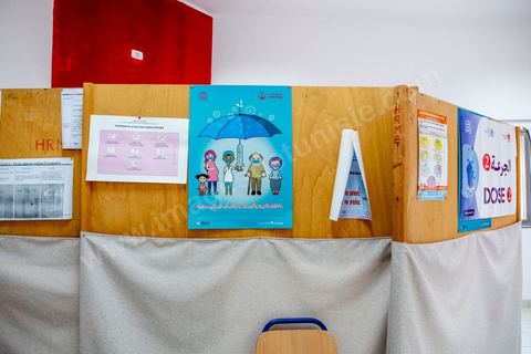22 juillet 2021 : Centre de vaccination anti covid à Menzel Bourguiba, ville du nord de la Tunisie. Le variant Delta depuis plusieurs semaines a engendré une crise sanitaire exceptionnelle avec près de 200 morts par jour et un taux très élevé de contaminations, obligeant une accélération de la campagne de vaccination possible ces prochains jours grâce à l'arrivée de plusieurs millions de doses des dons internationaux.
