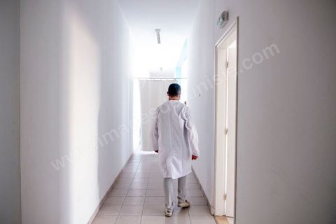 22 juillet 2021 : Centre de vaccination anti covid à Menzel Bourguiba, ville du nord de la Tunisie. Le variant Delta depuis plusieurs semaines a engendré une crise sanitaire exceptionnelle avec près de 200 morts par jour et un taux très élevé de contaminations, obligeant une accélération de la campagne de vaccination possible ces prochains jours grâce à l'arrivée de plusieurs millions de doses des dons internationaux.