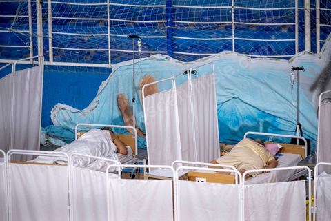 25 juillet 2021 : Crise COVID. Afin d'aider et soulager le système de santé en Tunisie en cette période de crise Covid, Rayen Hamzaoui, le jeune maire de Ezzahra, dasn la banlieu sud de Tunis, a installé un hopital de campagne d'une vingtaine de lits. En solicitant ses administrés et entreprises il y a pu financer des lits médicalisés complets avec des concentrateurs d'oxygène. Le personnel medical est composé de professionnels de santé bénévoles, qui offrent leur temps de repos à cet hopital provisoire. Un engagement et un engouement exceptionnel félicité par la population et les malades. 