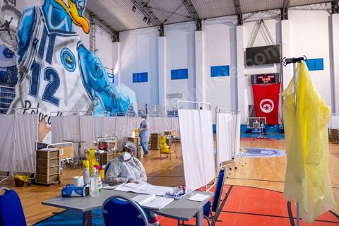 25 juillet 2021 : Crise COVID. Afin d'aider et soulager le système de santé en Tunisie en cette période de crise Covid, Rayen Hamzaoui, le jeune maire de Ezzahra, dasn la banlieu sud de Tunis, a installé un hopital de campagne d'une vingtaine de lits. En solicitant ses administrés et entreprises il y a pu financer des lits médicalisés complets avec des concentrateurs d'oxygène. Le personnel medical est composé de professionnels de santé bénévoles, qui offrent leur temps de repos à cet hopital provisoire. Un engagement et un engouement exceptionnel félicité par la population et les malades. 