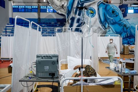 25 juillet 2021 : Crise COVID. Afin d'aider et soulager le système de santé en Tunisie en cette période de crise Covid, Rayen Hamzaoui, le jeune maire de Ezzahra, dasn la banlieu sud de Tunis, a installé un hopital de campagne d'une vingtaine de lits. En solicitant ses administrés et entreprises il y a pu financer des lits médicalisés complets avec des concentrateurs d'oxygène. Le personnel medical est composé de professionnels de santé bénévoles, qui offrent leur temps de repos à cet hopital provisoire. Un engagement et un engouement exceptionnel félicité par la population et les malades. 