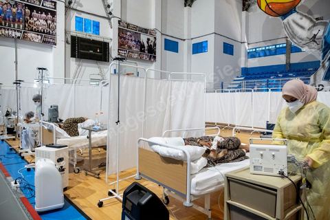 25 juillet 2021 : Crise COVID. Afin d'aider et soulager le système de santé en Tunisie en cette période de crise Covid, Rayen Hamzaoui, le jeune maire de Ezzahra, dasn la banlieu sud de Tunis, a installé un hopital de campagne d'une vingtaine de lits. En solicitant ses administrés et entreprises il y a pu financer des lits médicalisés complets avec des concentrateurs d'oxygène. Le personnel medical est composé de professionnels de santé bénévoles, qui offrent leur temps de repos à cet hopital provisoire. Un engagement et un engouement exceptionnel félicité par la population et les malades. 