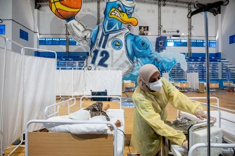 25 juillet 2021 : Crise COVID. Afin d'aider et soulager le système de santé en Tunisie en cette période de crise Covid, Rayen Hamzaoui, le jeune maire de Ezzahra, dasn la banlieu sud de Tunis, a installé un hopital de campagne d'une vingtaine de lits. En solicitant ses administrés et entreprises il y a pu financer des lits médicalisés complets avec des concentrateurs d'oxygène. Le personnel medical est composé de professionnels de santé bénévoles, qui offrent leur temps de repos à cet hopital provisoire. Un engagement et un engouement exceptionnel félicité par la population et les malades. 