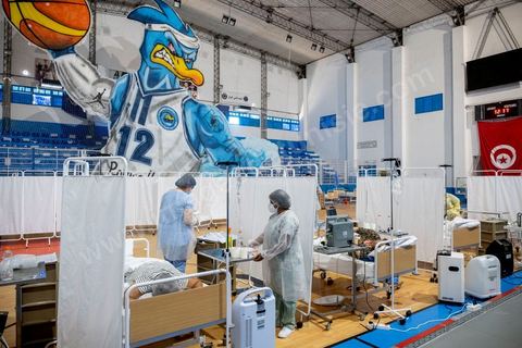 25 juillet 2021 : Crise COVID. Afin d'aider et soulager le système de santé en Tunisie en cette période de crise Covid, Rayen Hamzaoui, le jeune maire de Ezzahra, dasn la banlieu sud de Tunis, a installé un hopital de campagne d'une vingtaine de lits. En solicitant ses administrés et entreprises il y a pu financer des lits médicalisés complets avec des concentrateurs d'oxygène. Le personnel medical est composé de professionnels de santé bénévoles, qui offrent leur temps de repos à cet hopital provisoire. Un engagement et un engouement exceptionnel félicité par la population et les malades. 