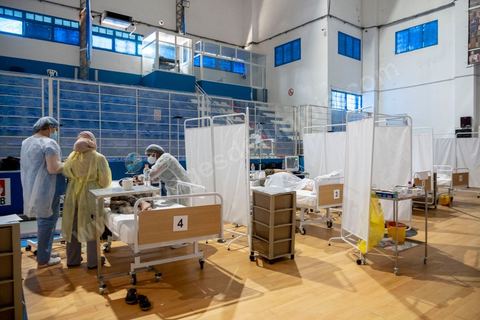 25 juillet 2021 : Crise COVID. Afin d'aider et soulager le système de santé en Tunisie en cette période de crise Covid, Rayen Hamzaoui, le jeune maire de Ezzahra, dasn la banlieu sud de Tunis, a installé un hopital de campagne d'une vingtaine de lits. En solicitant ses administrés et entreprises il y a pu financer des lits médicalisés complets avec des concentrateurs d'oxygène. Le personnel medical est composé de professionnels de santé bénévoles, qui offrent leur temps de repos à cet hopital provisoire. Un engagement et un engouement exceptionnel félicité par la population et les malades. 