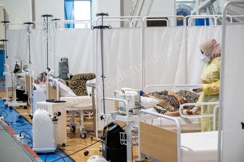 25 juillet 2021 : Crise COVID. Afin d'aider et soulager le système de santé en Tunisie en cette période de crise Covid, Rayen Hamzaoui, le jeune maire de Ezzahra, dasn la banlieu sud de Tunis, a installé un hopital de campagne d'une vingtaine de lits. En solicitant ses administrés et entreprises il y a pu financer des lits médicalisés complets avec des concentrateurs d'oxygène. Le personnel medical est composé de professionnels de santé bénévoles, qui offrent leur temps de repos à cet hopital provisoire. Un engagement et un engouement exceptionnel félicité par la population et les malades. 