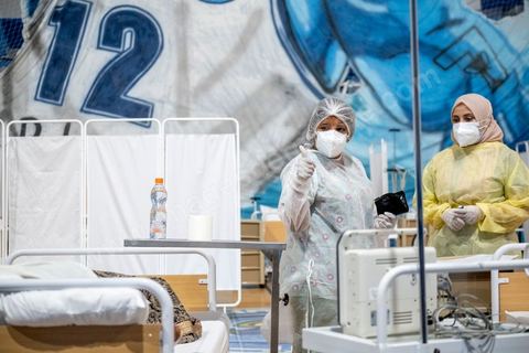 25 juillet 2021 : Crise COVID. Afin d'aider et soulager le système de santé en Tunisie en cette période de crise Covid, Rayen Hamzaoui, le jeune maire de Ezzahra, dasn la banlieu sud de Tunis, a installé un hopital de campagne d'une vingtaine de lits. En solicitant ses administrés et entreprises il y a pu financer des lits médicalisés complets avec des concentrateurs d'oxygène. Le personnel medical est composé de professionnels de santé bénévoles, qui offrent leur temps de repos à cet hopital provisoire. Un engagement et un engouement exceptionnel félicité par la population et les malades. 