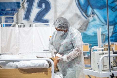 25 juillet 2021 : Crise COVID. Afin d'aider et soulager le système de santé en Tunisie en cette période de crise Covid, Rayen Hamzaoui, le jeune maire de Ezzahra, dasn la banlieu sud de Tunis, a installé un hopital de campagne d'une vingtaine de lits. En solicitant ses administrés et entreprises il y a pu financer des lits médicalisés complets avec des concentrateurs d'oxygène. Le personnel medical est composé de professionnels de santé bénévoles, qui offrent leur temps de repos à cet hopital provisoire. Un engagement et un engouement exceptionnel félicité par la population et les malades. 